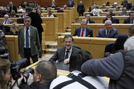 25/11/2014. Rajoy interviene en la sesión de control en el Senado. El presidente del Gobierno, Mariano Rajoy, rodeado de fotógrafos antes de...